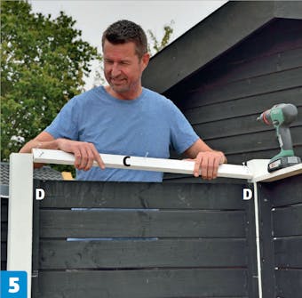 Bygge utedusj: Avslutning i toppen Bygge utedusj: Avslutning i toppen